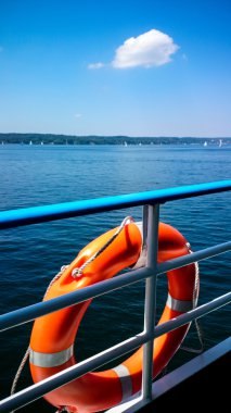 Lifebuoy mavi gökyüzüne gemide