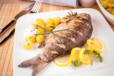 Риба на грилі короп з розмарином картоплю і лимоном