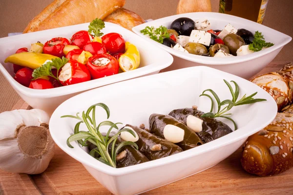 Weinblätter gefüllt mit Paprika und mediterranen Antipasti — Stockfoto