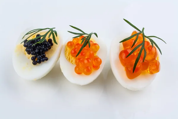Caviar de truta, salmão e esturjão servido em ovos de codorniz — Fotografia de Stock