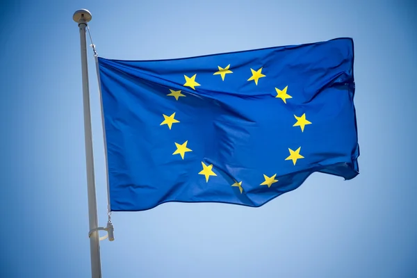 Bandeira da união europeia em fundo céu azul — Fotografia de Stock