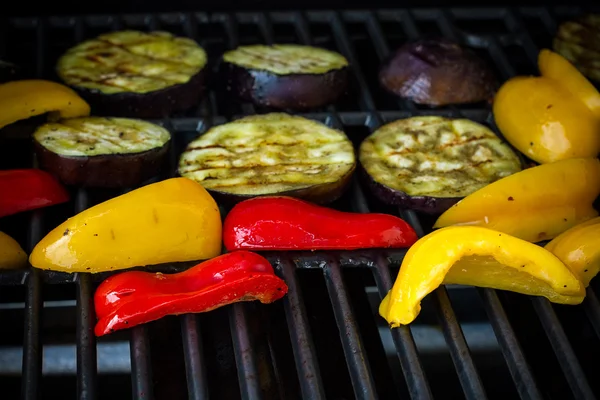 Eggplant slices, red and yellow peppers on grill rack — Φωτογραφία Αρχείου