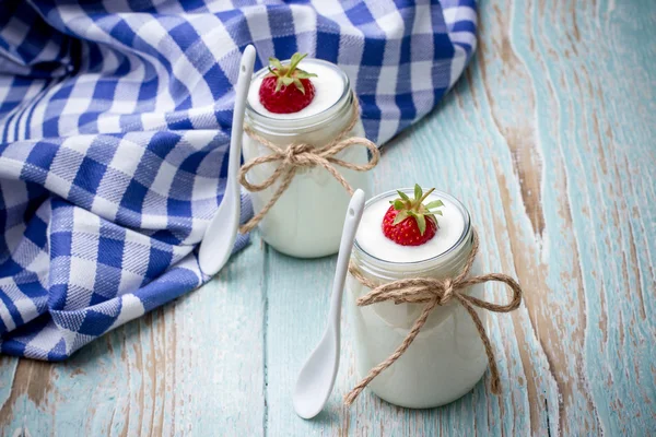 Twee glazen yoghurt met aardbeien — Stockfoto