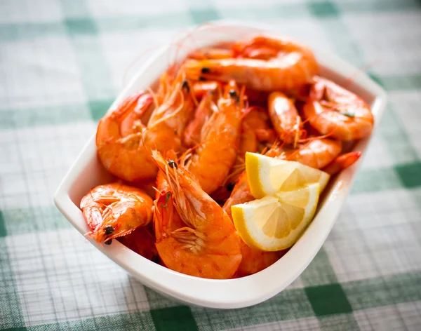 Fresh grilled shrimps with lemon close up — Stock Photo, Image