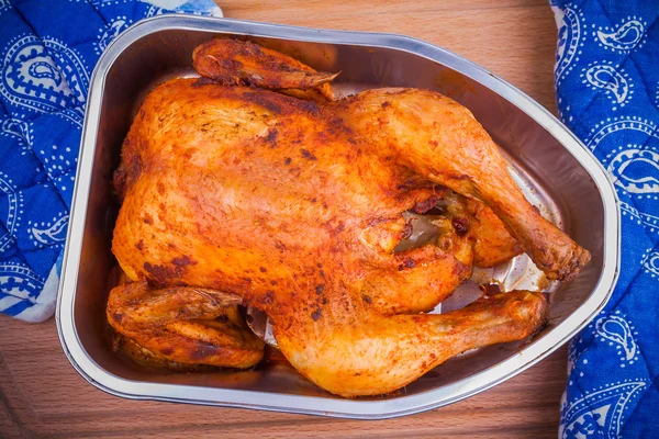 Whole roast chicken baked in aluminum dish — Stock Photo, Image