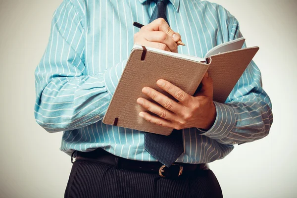 Podnikatel v modré košili s notebookem — Stock fotografie