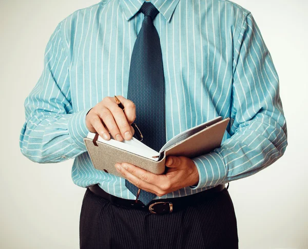 Le personnel du bureau écrit des notes dans le journal — Photo