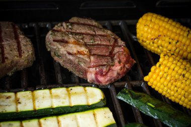 Kabak ve mısır ızgara, yumuşak odak ile kaburga eti