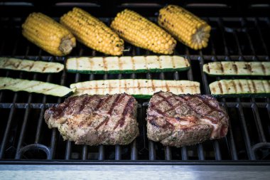 Kabak ve gaz ızgara mısır ile kaburga eti