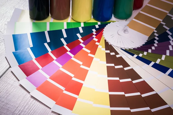 Tavolozza di colori su sfondo bianco in legno — Foto Stock