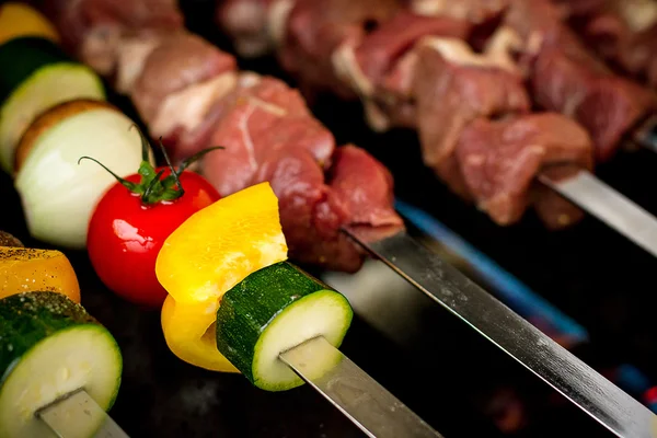 Verduras y carne como shish kebab en pinchos — Foto de Stock