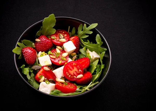 Salada de tomate de morango com queijo feta, azeite em preto — Fotografia de Stock