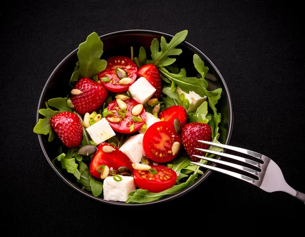 Salada de tomate de morango com queijo feta, azeite — Fotografia de Stock