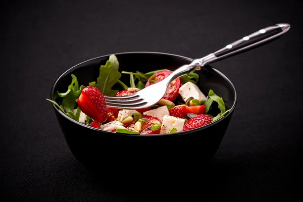 Strawberry tomatensalade met feta kaas, olijven olie — Stockfoto