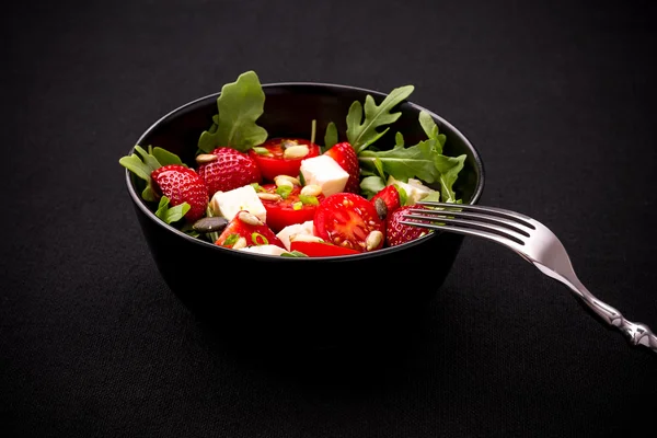 Salada de tomate de morango com queijo feta, garfo — Fotografia de Stock