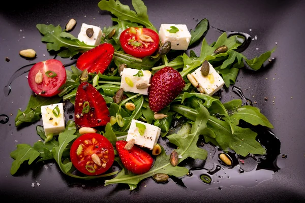 Salada de tomate de morango, queijo feta, azeite — Fotografia de Stock