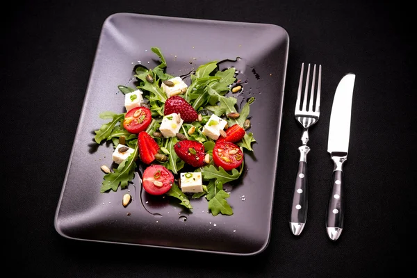 Insalata di pomodoro alla fragola, formaggio feta, olio d'oliva, posate — Foto Stock