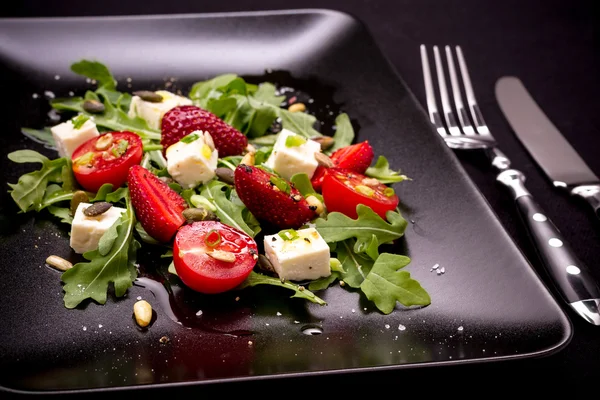 Клубничный томатный салат с сыром фета и столовыми приборами — стоковое фото