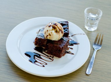 Dondurma ile bisküvi tatlısı