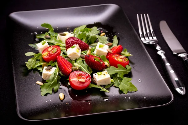 Morango, salada de tomate com queijo feta — Fotografia de Stock