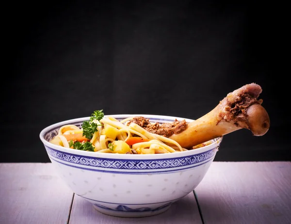 Zuppa di tagliatelle Lagman con osso grande — Foto Stock