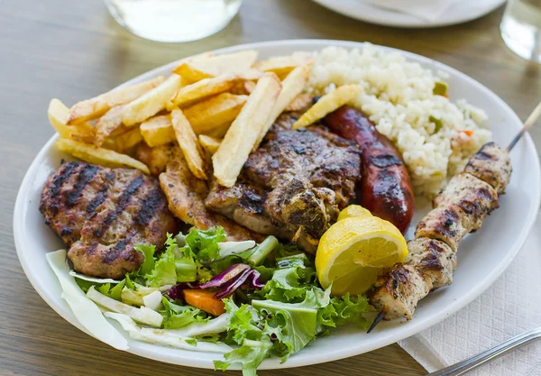 Mélanger une assiette de viande avec des frites — Photo