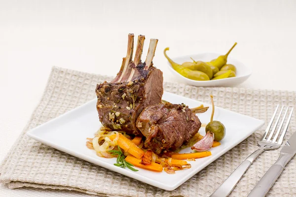 Cremagliera di agnello alla griglia con cipolla di carota, rosmarino — Foto Stock