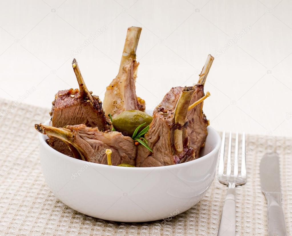 Rack of lamb with carrot, onion and capers
