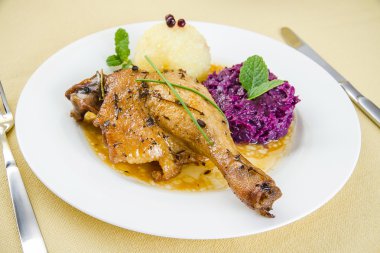 Ördek bacak, patates köfte ve et suyu