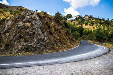 Virajlı dağ yolunda Akdeniz dağlarda,