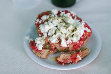 Yunan yemeği rusk domates ve beyaz peynir ile