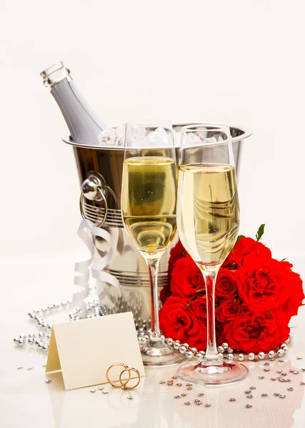 Обручальные кольца с открыткой и шампанским — стоковое фото