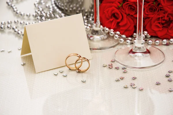 Esküvő gyűrű, kártya, és a pezsgő — Stock Fotó