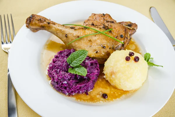 Patata de pato con albóndigas de patata, col roja —  Fotos de Stock