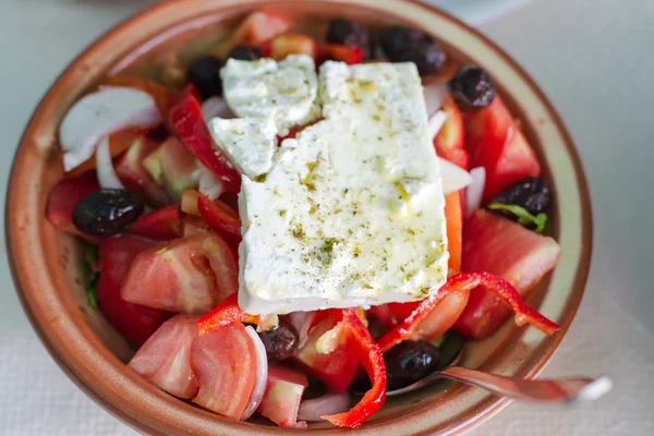 Griechischer Salat mit Feta-Käse — Stockfoto