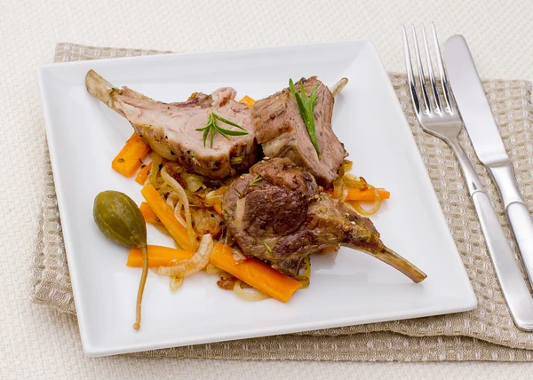 Rastrelliere di agnello alla griglia con cipolla e capperi — Foto Stock