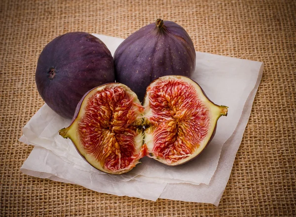 Three ripe figs on baking paper background — Stock Photo, Image