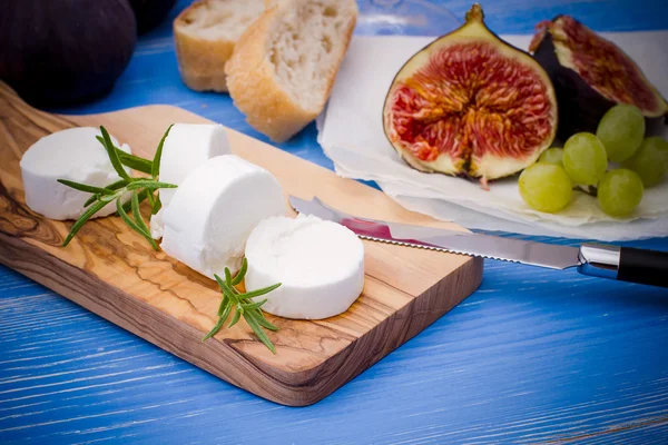 Beyaz peynir ile olgun incir, üzüm mavi — Stok fotoğraf