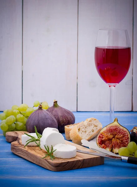 Sýr s zralé fíky a vína na modré — Stock fotografie