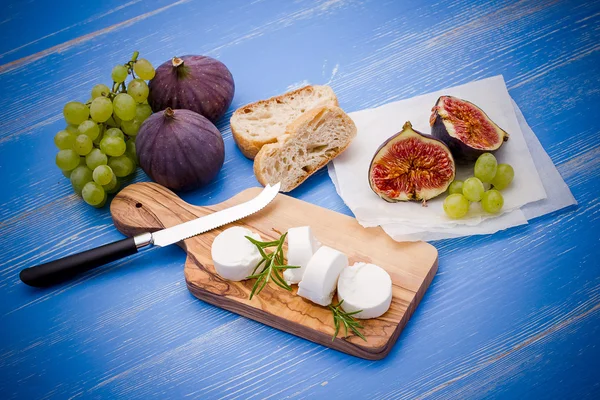 Beyaz peynir olgunlaşmış incir ve üzüm ile — Stok fotoğraf