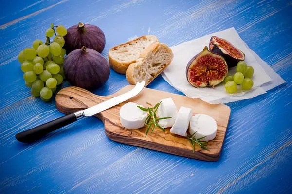 Keçi peyniri olgun incir ve üzüm ile — Stok fotoğraf