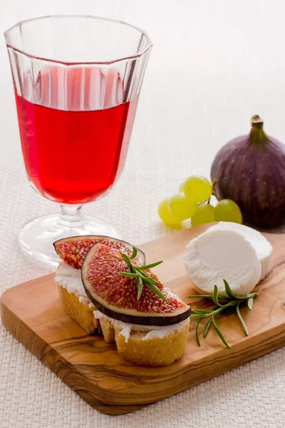 Beyaz peynir olgunlaşmış incir ve kırmızı şarap ile — Stok fotoğraf