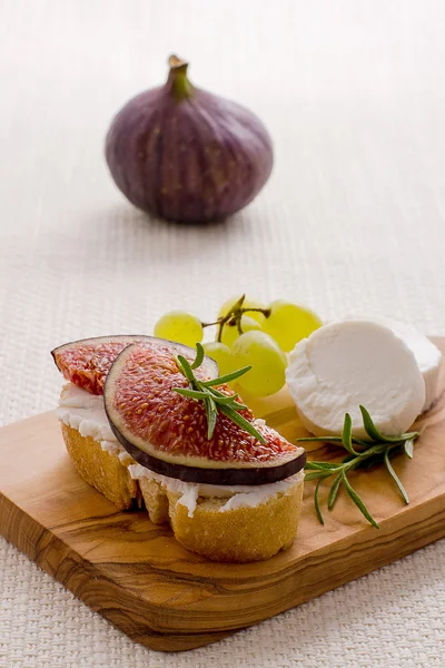 Queso feta con higos maduros y uvas — Foto de Stock