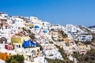 Santorini'de geleneksel beyaz köy yakınındaki gökyüzü