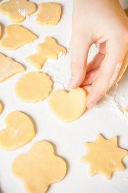 Kız hamur dışarı kalp şeklin gösterir