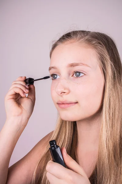 Bella ragazza bionda, trucco ciglia a — Foto Stock