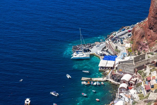 Santorini bay with many tourists — Stock Photo, Image