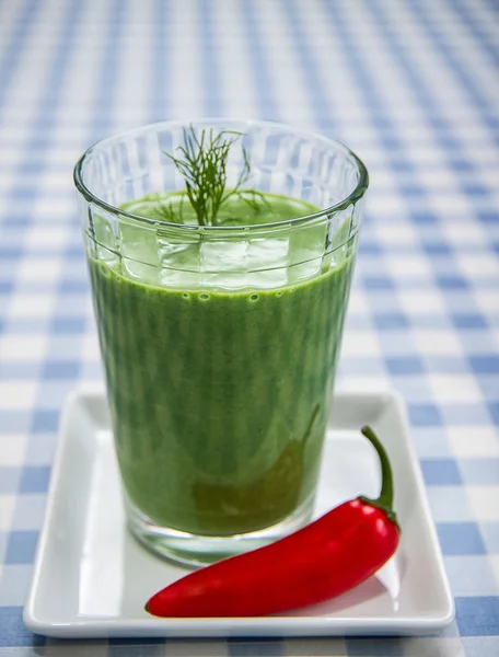 Smoothie verde com pimenta vermelha — Fotografia de Stock