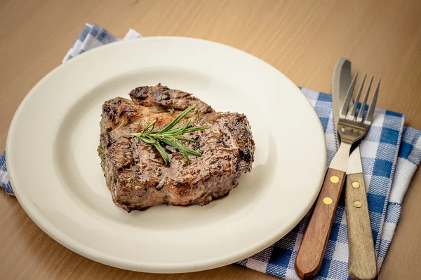 Bifteck aux côtes grillées juteux avec couverts — Photo