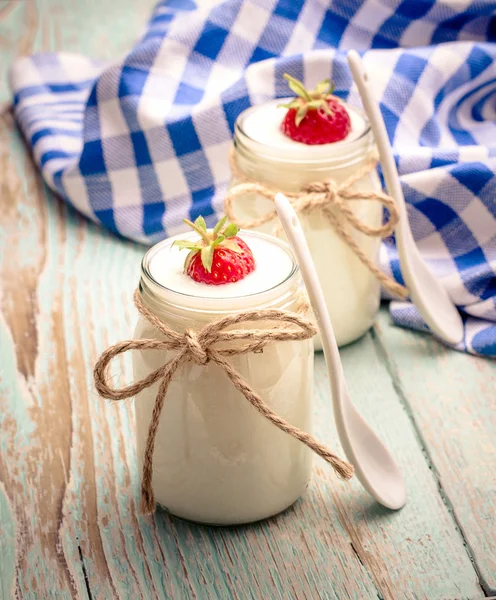 Griekse yoghurt glas, met aardbeien, verticale — Stockfoto